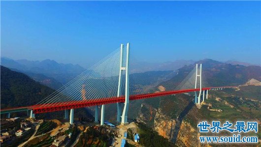 世界最高桥梁，北盘江大桥高565米（相当于200层楼）(www.gifqq.com)