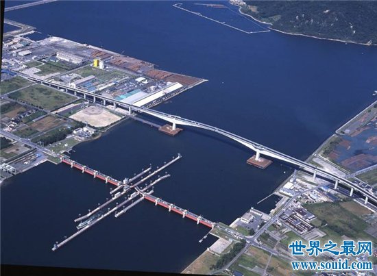 日本江岛大桥以陡峭闻名，像过山车一样恐怖的大桥(www.gifqq.com)