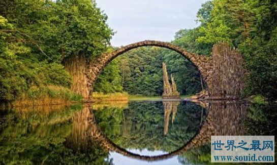 世界上最漂亮的拱桥魔鬼桥，独特的建筑风格以及如诗画般的风景(www.gifqq.com)