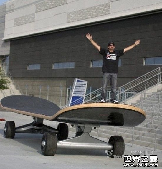 世界上最大的滑板(www.gifqq.com)