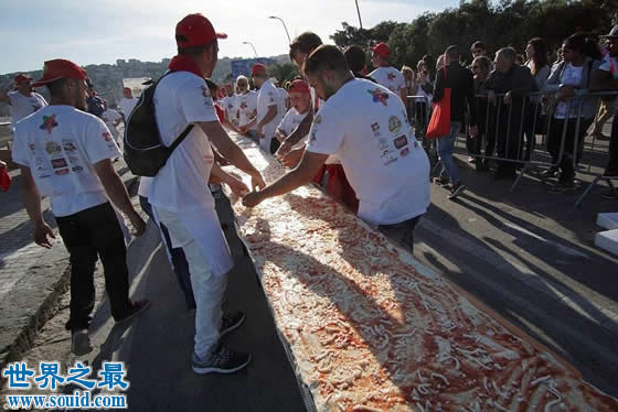 世界上最长的披萨，长达1609米(纯属浪费粮食)(www.gifqq.com)
