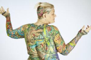世界上纹身最多的老妇人，几乎全身都是纹身(67岁)