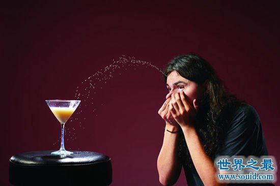 10个最有趣的吉尼斯世界纪录，用眼睛喷出牛奶(www.gifqq.com)