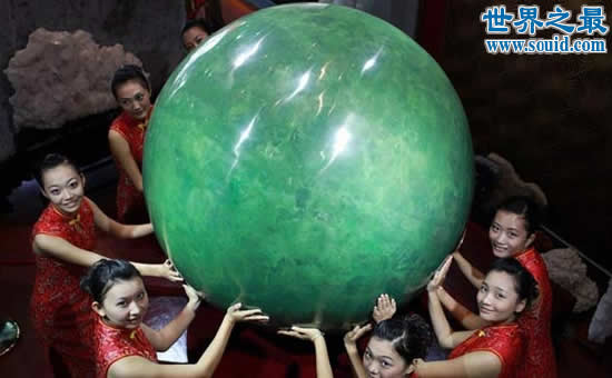 世界上最大的夜明珠，直径1.6米/重6吨(价值22亿)(www.gifqq.com)
