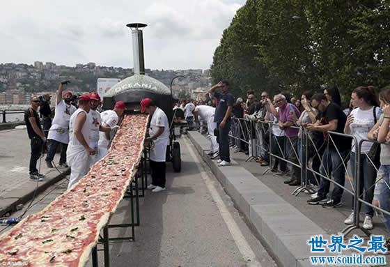 世界上最长的披萨，长达1609米(纯属浪费粮食)(www.gifqq.com)