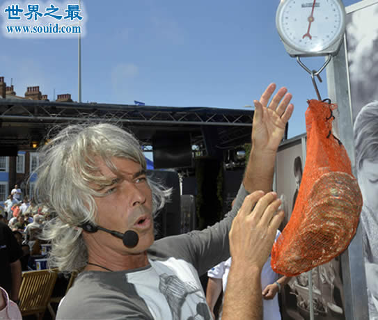 世界上最大的牡蛎，重达4.3斤(载入吉尼斯纪录)(www.gifqq.com)