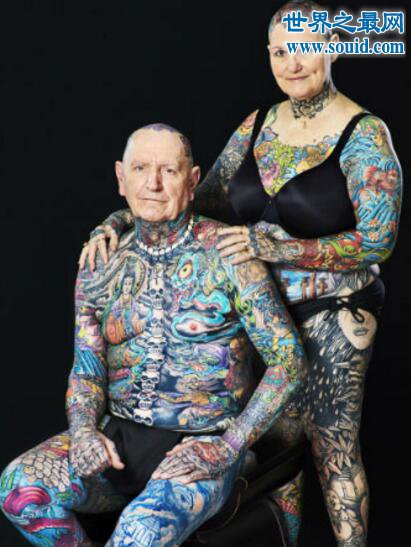 世界上纹身最多的老妇人，几乎全身都是纹身(67岁)(www.gifqq.com)