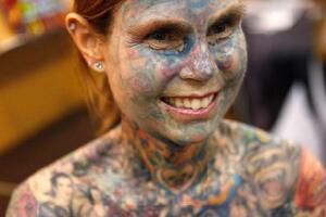 世界上纹身最多的女性，朱莉亚·吉娜斯(95%皮肤)