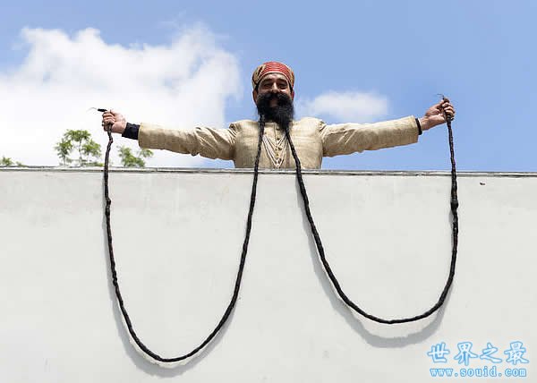 世界上最长的胡子，印度男子长4.26米(www.gifqq.com)