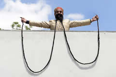 世界上最长的胡子，印度男子长4.26米