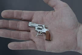世界上最小的手枪，只有5.5厘米长(售价280万)