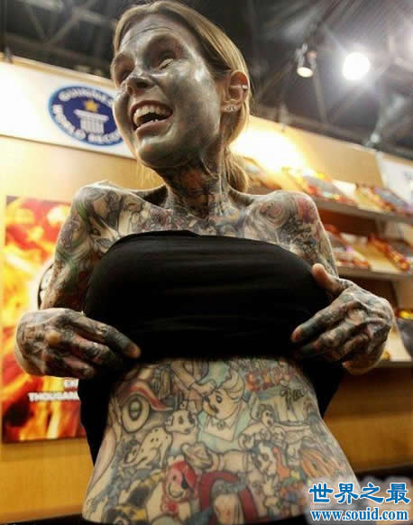 世界上纹身最多的女性，朱莉亚·吉娜斯(95%皮肤)(www.gifqq.com)