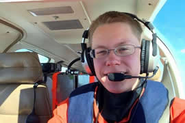 世界上年纪最小的飞行员，年仅19岁环球飞行