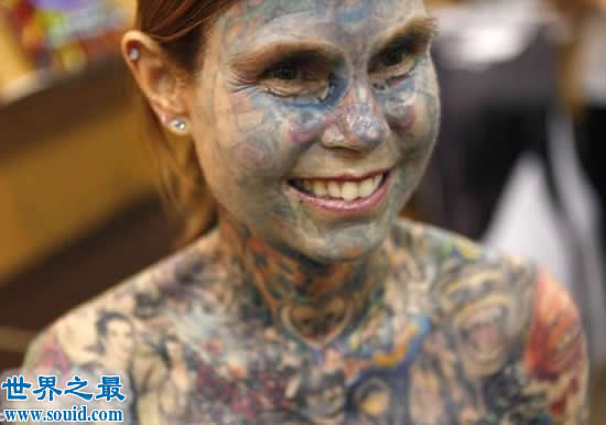 世界上纹身最多的女性，朱莉亚·吉娜斯(95%皮肤)(www.gifqq.com)