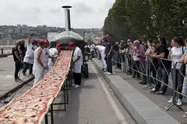 世界上最长的披萨，长达1609米(纯属浪费粮食)