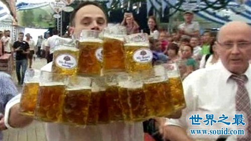 与啤酒有关的吉尼斯世界纪录，1.3秒喝下1升啤酒(www.gifqq.com)