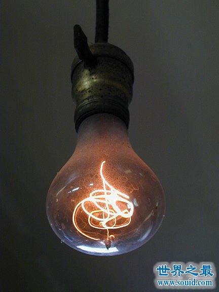 世界寿命最长的灯泡，从1901年亮到现在(从未熄灭过)(www.gifqq.com)