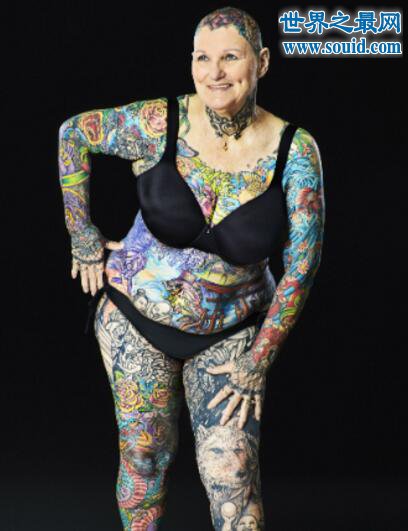世界上纹身最多的老妇人，几乎全身都是纹身(67岁)(www.gifqq.com)