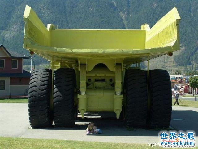 世界上最大的车，光车轮就高3米(载重363吨)(www.gifqq.com)