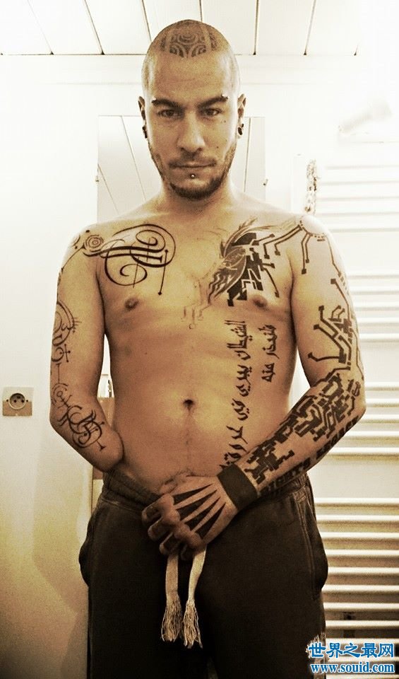 世界上首支假肢纹身枪臂，纹身师享受灵肉合一的快感(www.gifqq.com)