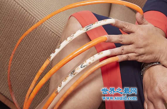 世界上双手指甲最长的女人，长576厘米(23年未剪过)(www.gifqq.com)