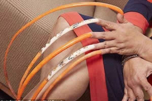 世界上双手指甲最长的女人，长576厘米(23年未剪过)