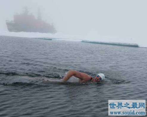 挑战极寒游泳最长时间男子，零下1.7℃海水中游20分钟(www.gifqq.com)