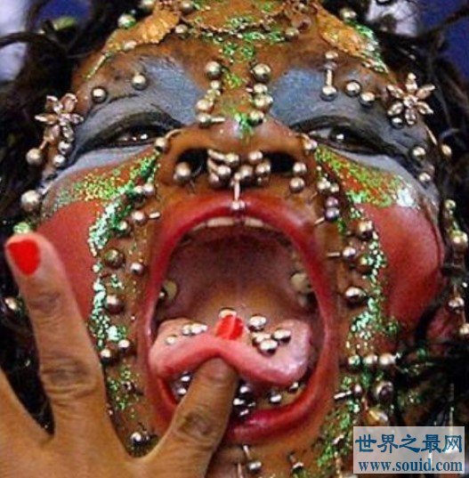 世界上穿孔最多的女人，刺穿了共4225个孔，重口慎点(www.gifqq.com)