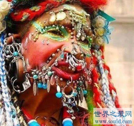 世界上穿孔最多的女人，刺穿了共4225个孔，重口慎点(www.gifqq.com)