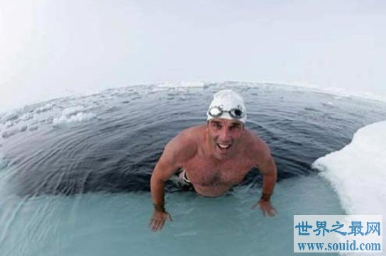 挑战极寒游泳最长时间男子，零下1.7℃海水中游20分钟(www.gifqq.com)
