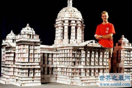 世界最大人手搭叠扑克牌建筑，长度可达21公里(www.gifqq.com)