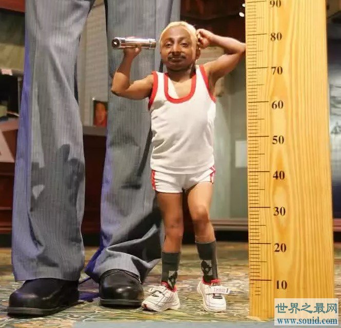 世界上最矮的教练，身高只有80厘米，但却饱受欢迎(www.gifqq.com)