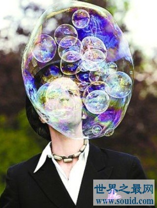 世界上最会吹泡泡的人，一口气将56颗泡泡塞进一颗大泡泡(www.gifqq.com)