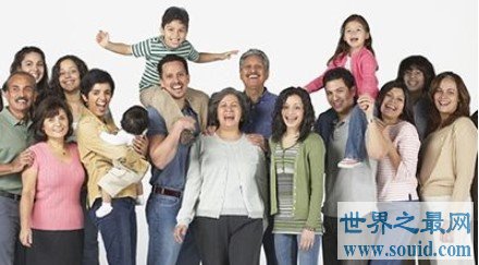 世界上最老的家庭，一家12名成员岁数总和1020(www.gifqq.com)