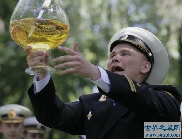 世界上最嗜酒的国家，每人每年大约饮酒10升(www.gifqq.com)