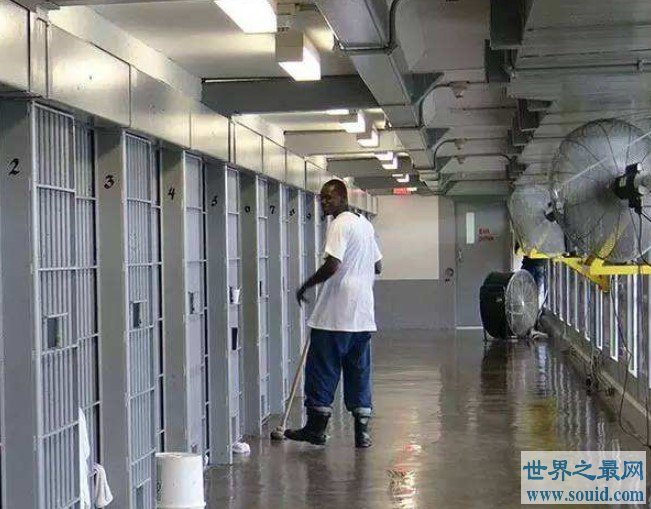 世界上最森严的监狱，里面的犯人根本就不敢逃出去(www.gifqq.com)