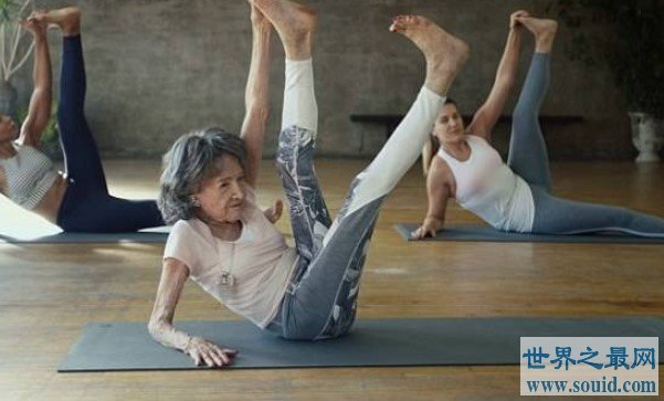 世界最老瑜伽教练，99岁的她依然身轻若少女