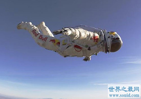 世界跳伞第一人，首个飞跃英吉利海峡的人(www.gifqq.com)