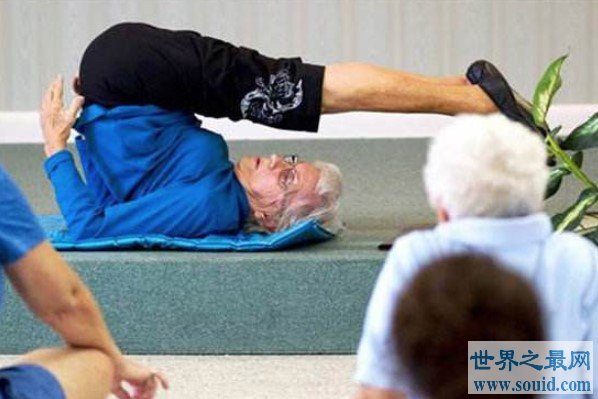 世界最老瑜伽教练，99岁的她依然身轻若少女(www.gifqq.com)