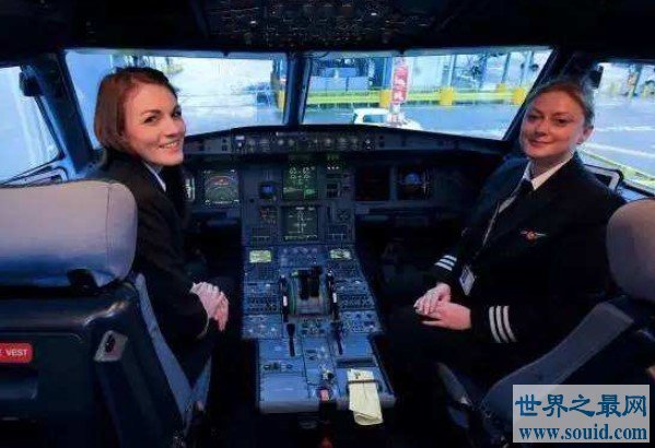 世界上最为年轻的女机长，13岁时便开始学开飞机(www.gifqq.com)