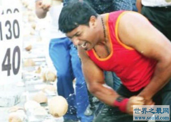 世界上最铁的手，印度猛男徒手1分钟劈开124个椰子(www.gifqq.com)