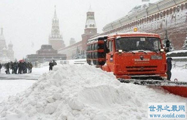 百年难得一遇莫斯科降雪破纪录，造成1死多伤2000棵树倒塌(www.gifqq.com)