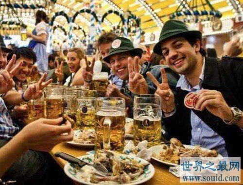 世界上最爱喝啤酒的国家，捷克的啤酒销量稳居世界首位(www.gifqq.com)