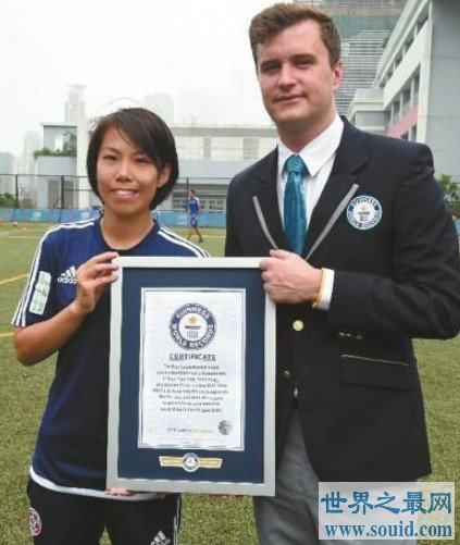 首个男子足球队女性教练，陈婉婷获吉尼斯世界纪录(www.gifqq.com)