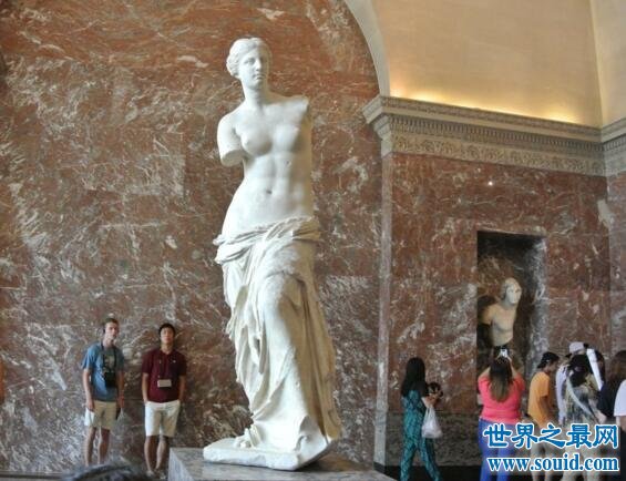 卢浮宫三宝之断臂维纳斯，史上最美的女性雕像(www.gifqq.com)