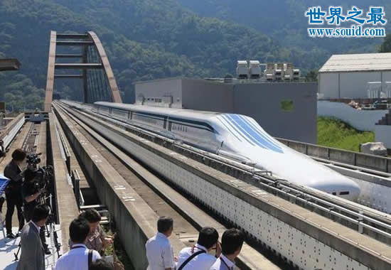 世界上最快的火车时速达603公里，跟飞机赛跑(www.gifqq.com)