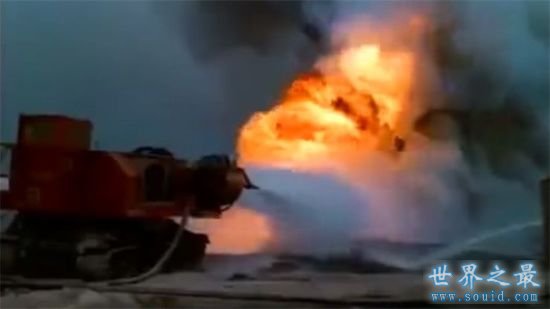 世界上灭火能力最强的消防车，飞机和坦克结合体(www.gifqq.com)