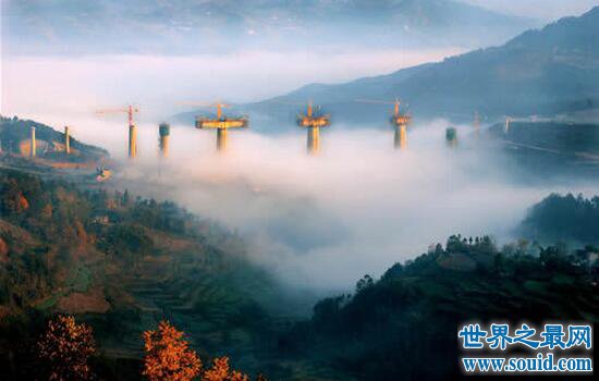 世界最牛铁路，中国宜万铁路(在天空中穿行)(www.gifqq.com)