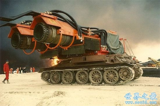 世界上灭火能力最强的消防车，飞机和坦克结合体(www.gifqq.com)