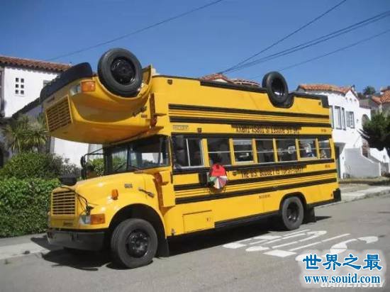 世界上最千奇百怪的公交车，长机械手的公交车(www.gifqq.com)